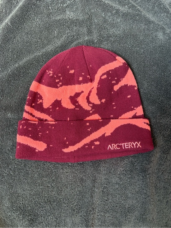 Arc'teryx Accessories - Arc'teryx Maroon & Coral Patterned Grotto Toque